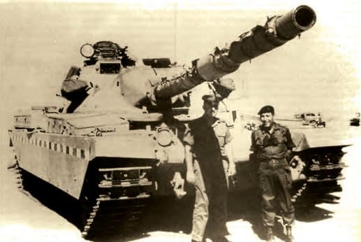 Генерал Таль (справа) с британским офицером стоят перед танком «Чифтен» во время испытаний в пустыне